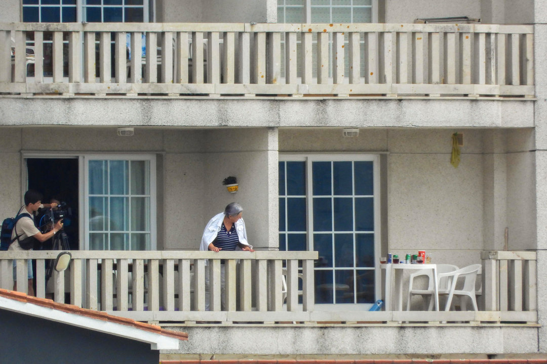 El balcón desde el que se precipitaron los cuatro jóvenes en Sanxenxo. (FOTO: EFE/&nbsp;Lavandeira Jr.).