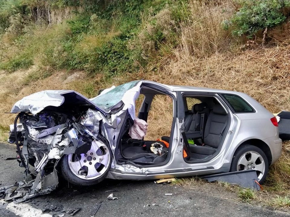 Estado en el que quedó uno de los coches accidentados en la OU-536 en Xunqueira de Espadanedo.