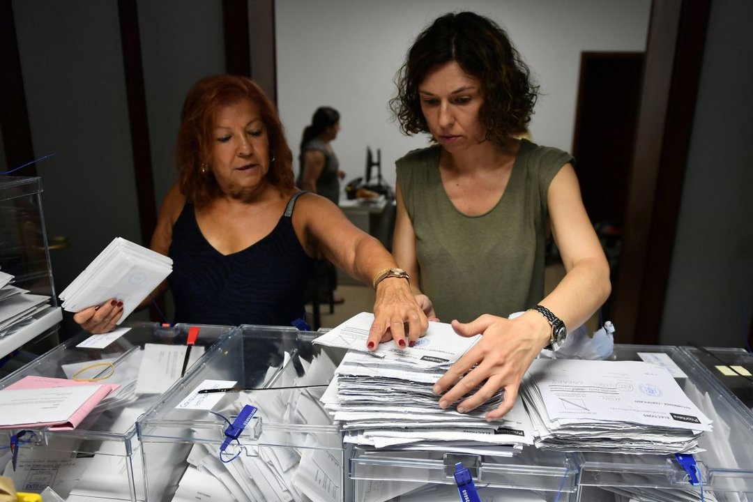 Trabajadoras de la junta electoral inician el recuento de votos CERA.
