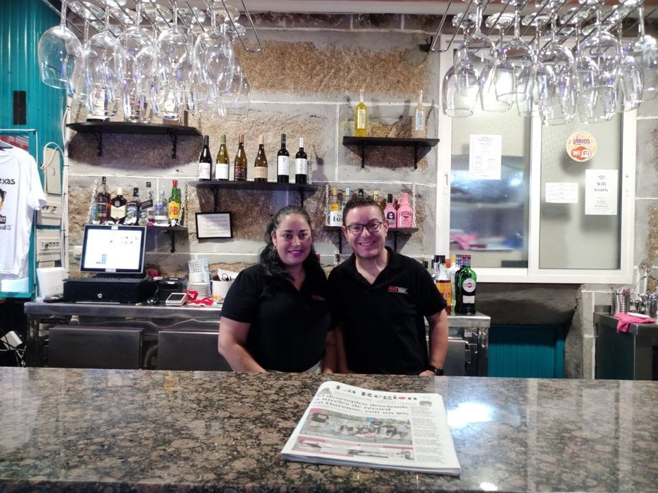 Ángela Durán e José Antonio en el Café Bar O Toxo, Outomuro, Cartelle.