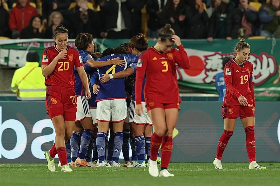 Las jugadoras españolas se lamentan tras un gol de Japón (EFE).