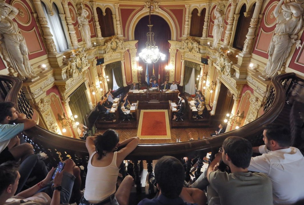 Público asistente observa la sesión plenaria del Concello de Ourense, ayer.