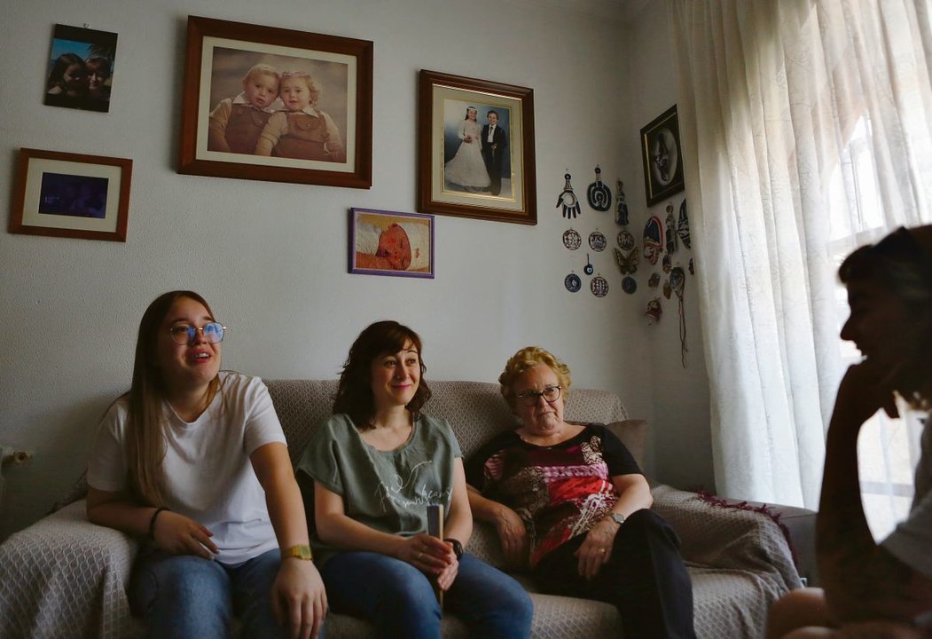 Noa González, Cristina Pacio y María Hermitas Guimarey son tres generaciones que conviven bajo el mismo techo en Ourense.