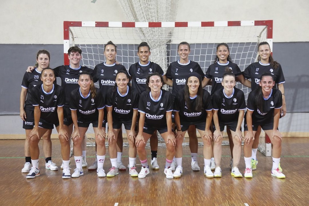 Las jugadoras del Ourense Ontime, ayer antes de iniciar el primer entrenamiento del curso (Foto: Miguel Ángel).