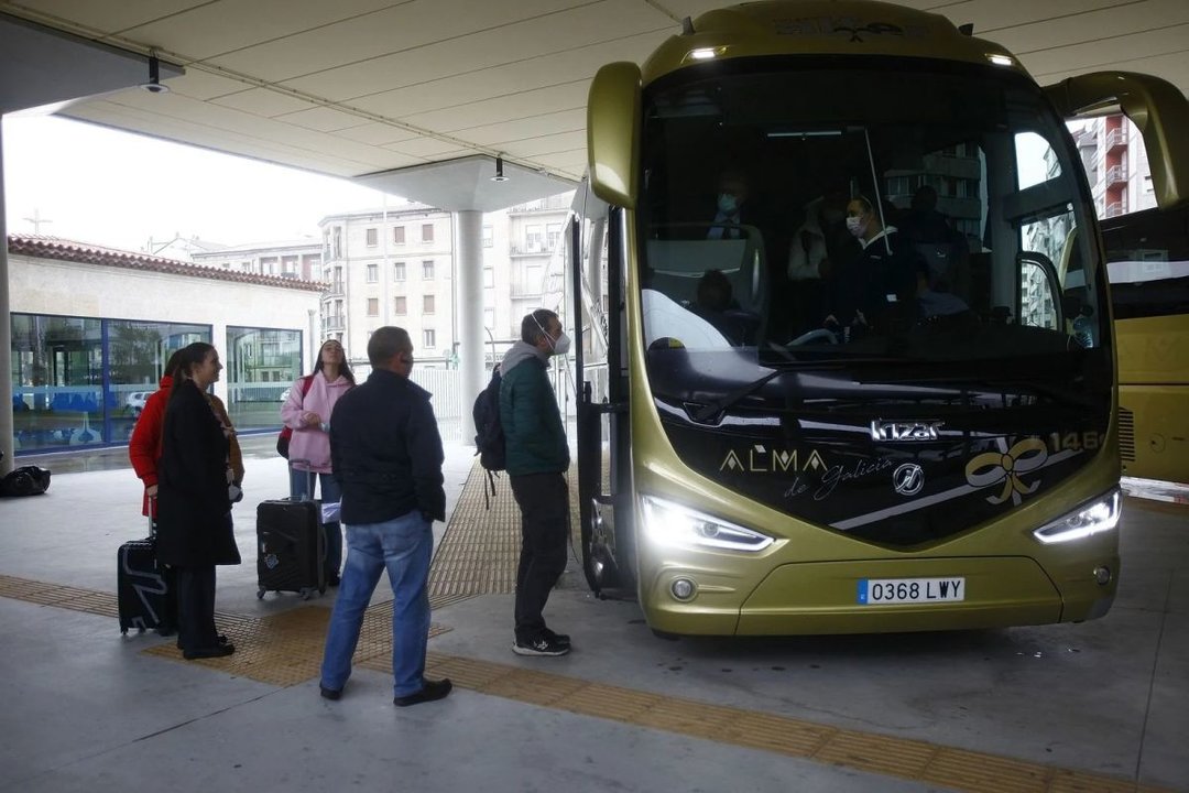 Pasajeros se suben a un autobús en Ourense.