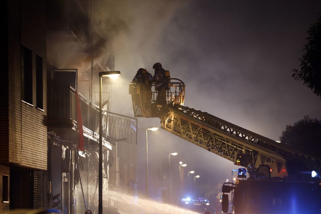 Los bomberos trabajan en el edificio que tuvo lugar la explosión en Valladolid (Foto: Europa Press).