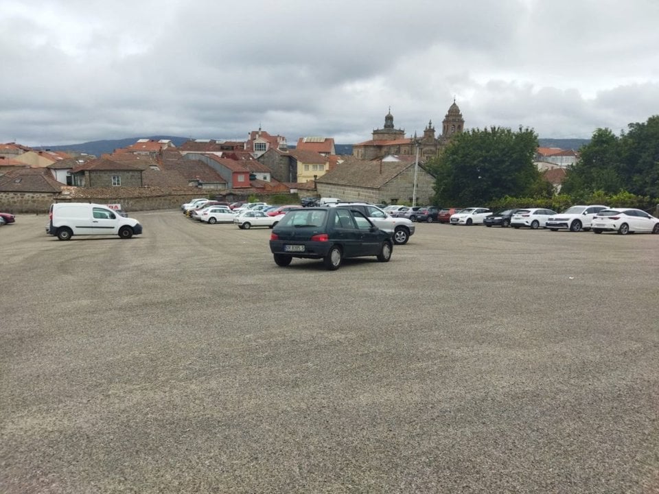 Los conductores ya disfrutan del nuevo firme del aparcamiento de As Traseiras.