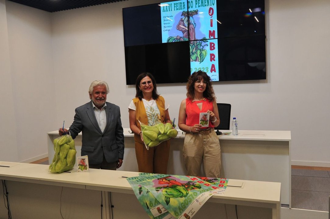 Rosendo Fernández, Ana Villarino y Lorena Macía muestran los pimientos de Oímbra y el cartel.