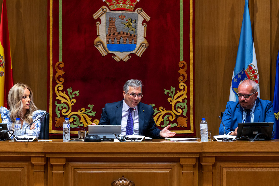 Luis Menor, presidente de la Diputación de Ourense durante la sesión plenaria. Foto: José Paz