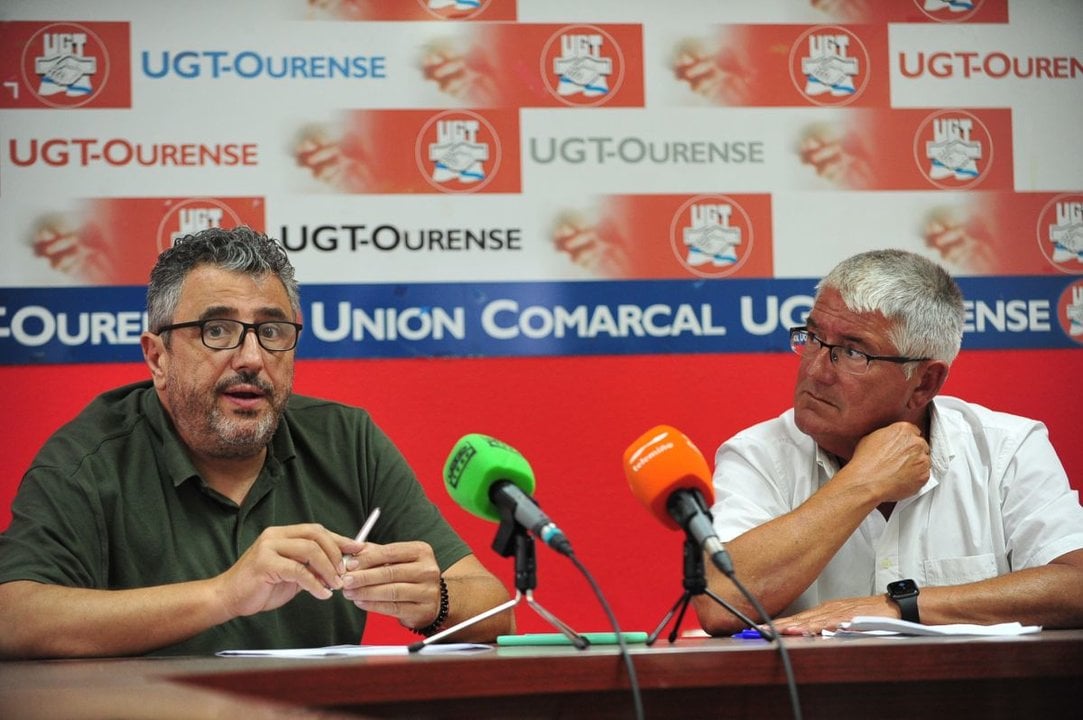 José Ramón González y Felix Porto Serantes, en Ourense, ayer por la mañana.