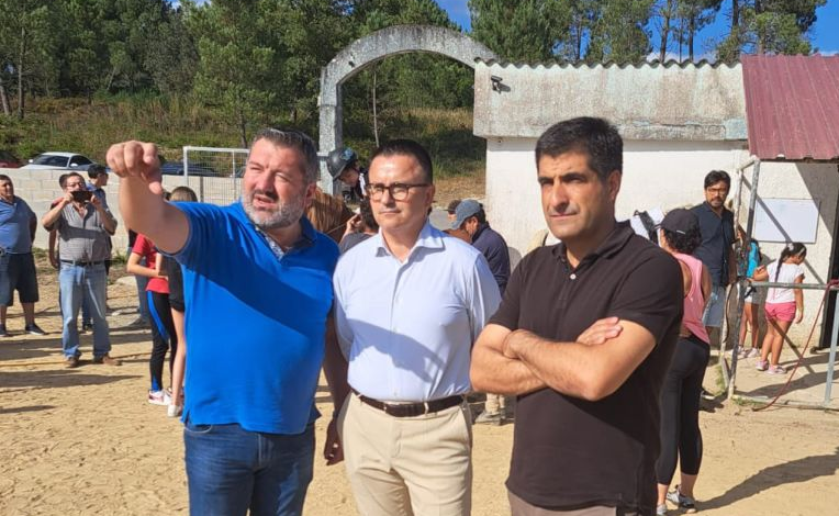 Fernando Rodríguez, José González y Gabriel Alén, en las instalaciones equinas.