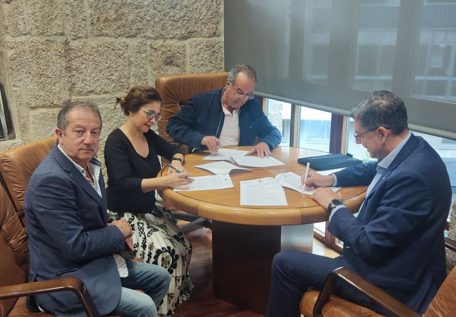 Firma del acuerdo entre Concello y Abanca.