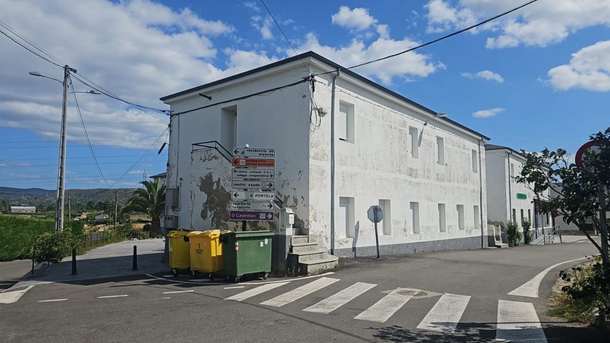 Edificio en donde se ubica la vivienda social en alquiler en Larouco.