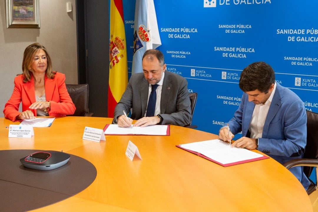 Marisa López, Julio García Comesaña y Pablo Vidal, en la firma del convenio.
