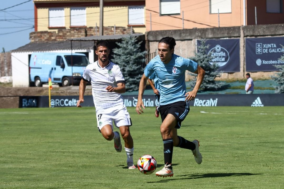 Juan Delgado, jugador del Arenteiro, presiona a un rival durante el amistoso 

en Barreiro. JORGE SANTOMÉ