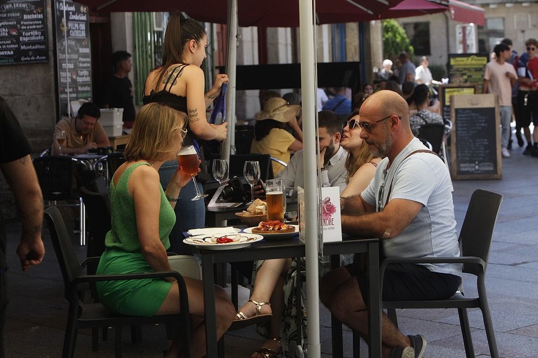 Gente disfrutando de una comida en la Rúa dos Fornos, en el centro de la ciudad, el pasado viernes. MIGUEL ÁNGEL