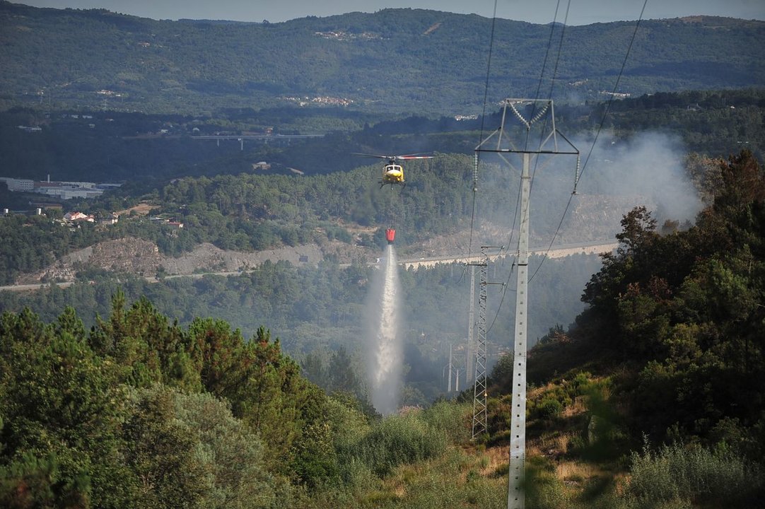 Actuación del helicóptero en el incendio del pasado 1 de agosto (Foto: José Paz).