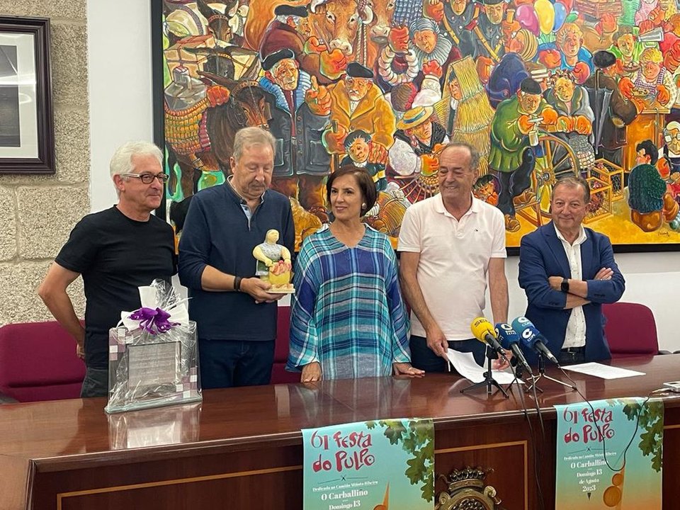 Manuel Blanco, presidente de O Potiños, recoge la escultura de homenaje de la festa do Pulpo.