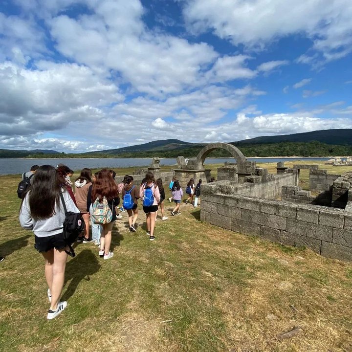 Un grupo durante su visita al campamento arqueológico el pasado mes de julio.