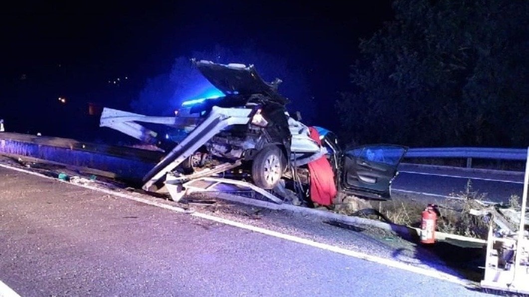 Estado en el que quedó el coche en el que viajaban los dos jóvenes fallecidos en Chantada (Foto: Guardia Civil / Europa Press).
