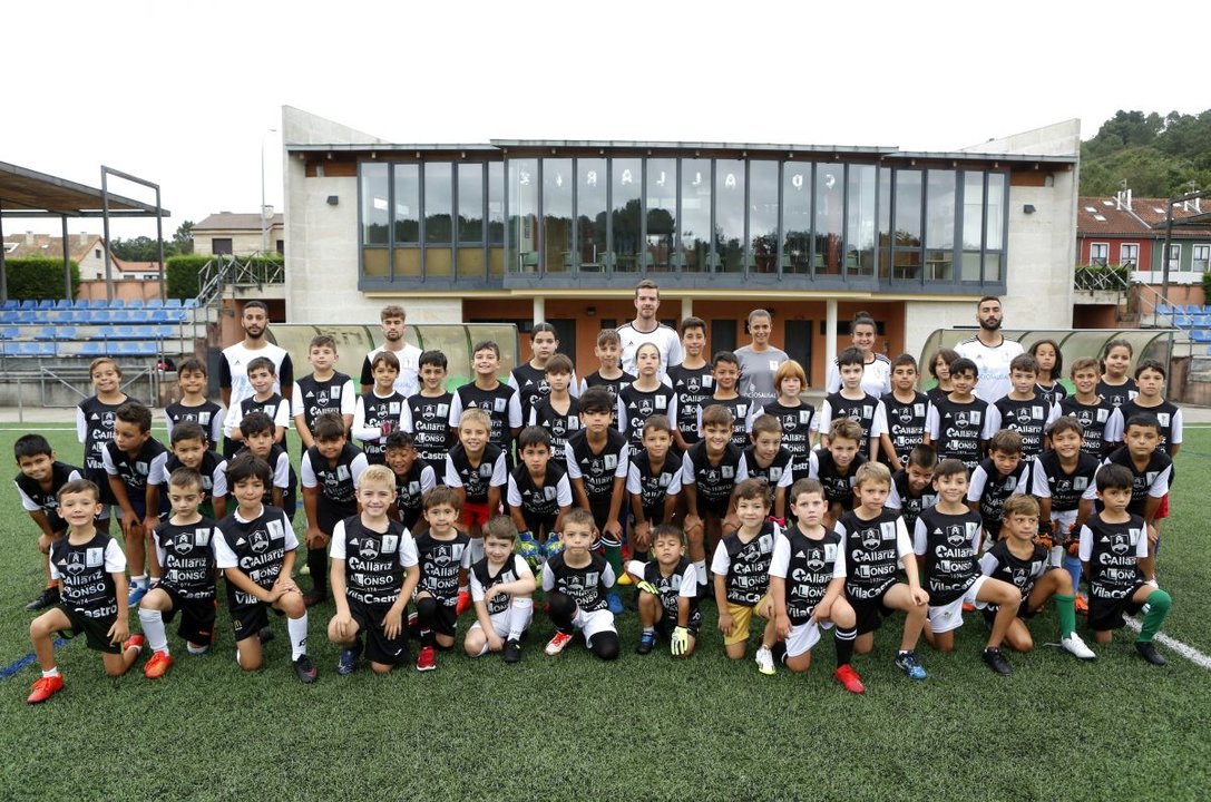 Los participantes en el campus que durante cinco días se desarrolló en el campo de fútbol Luis Cid Carriega, en el alaricano Complexo do Seixo (Foto: Xesús Fariñas).
