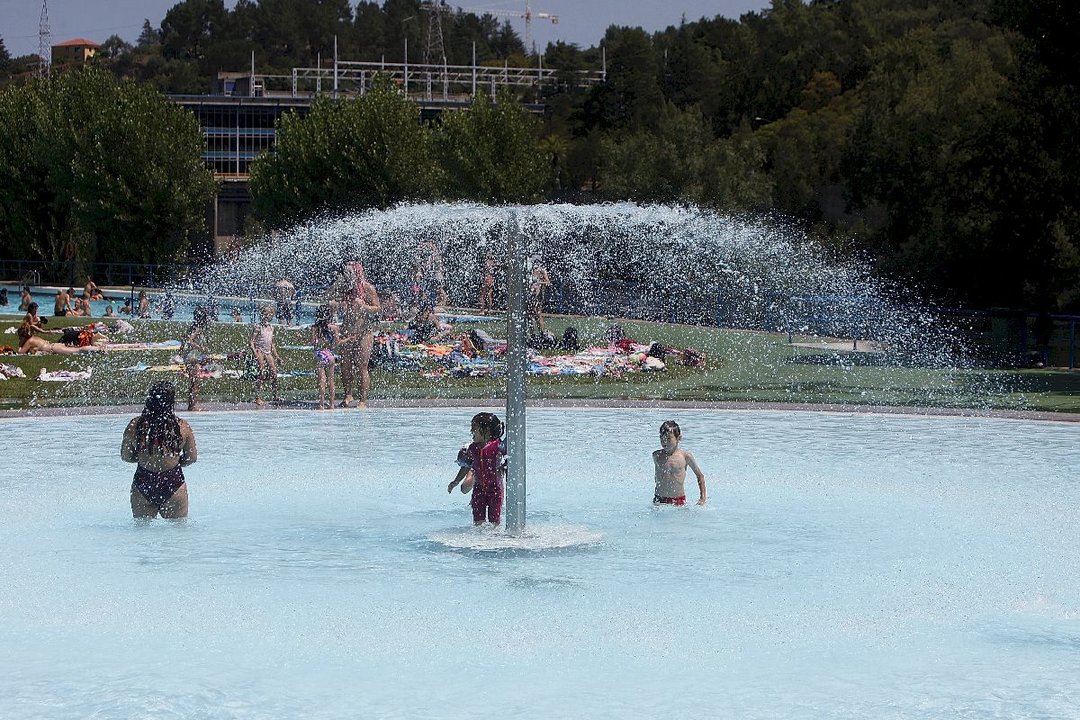 Los ourensanos visitan las piscinas de Oira para combatir el calor de este martes.