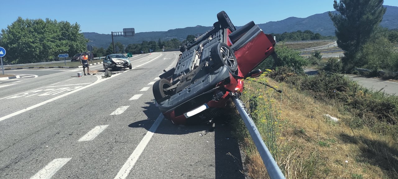 Imagen del accidente en la carretera de Allariz.