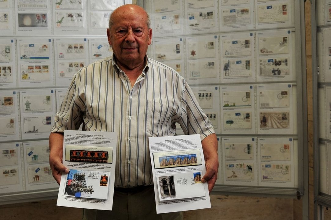José Barros, presidente de la Sociedad Filatélica Miño, posa con dos de los últimos sellos ourensanos.