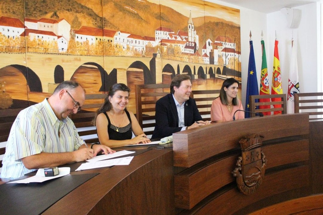 La alcaldesa de Lobios y Augusto Marinho, presidente de Ponte da Barca, en el acto de fronteras.
