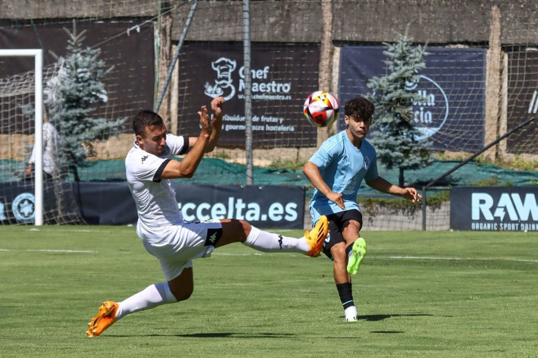 Germán, del Arenteiro, trata de cortar la bola ante el Celta B (Foto: Jorge Santomé).