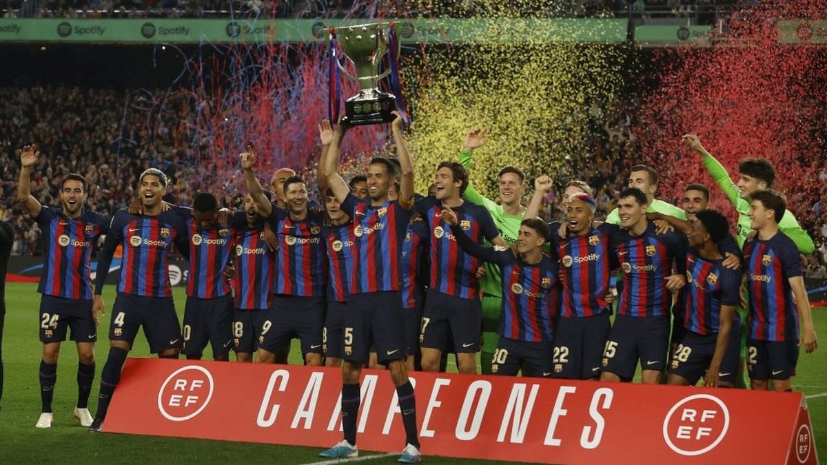 Los jugadores del Barça posan con el trofeo de LaLiga conquistado la pasada temporada.