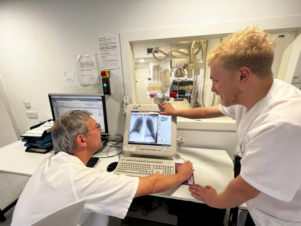 Dos sanitarios trabajan con los actuales equipos de Radiología.