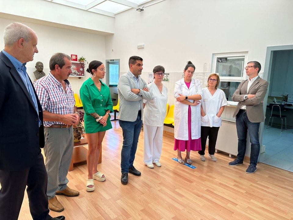 El delegado de la Xunta en su visita al centro de salud de Vilamartín de Valdeorras.