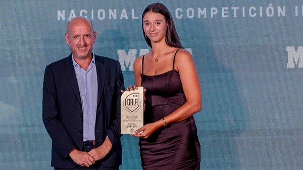 La ourensana Raquel Carrera recibe el premio de mejor jugadora nacional (FEB).