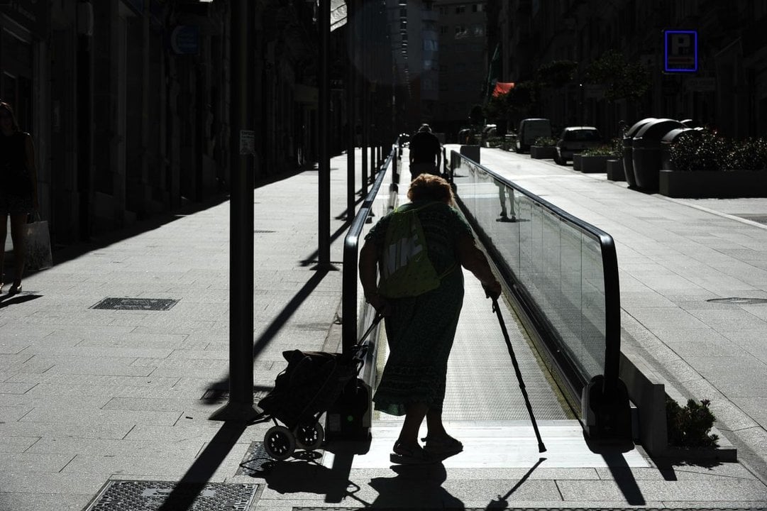 Una mujer se dispone a subir por la rúa da Concordia, a pleno sol, ayer por la tarde.
