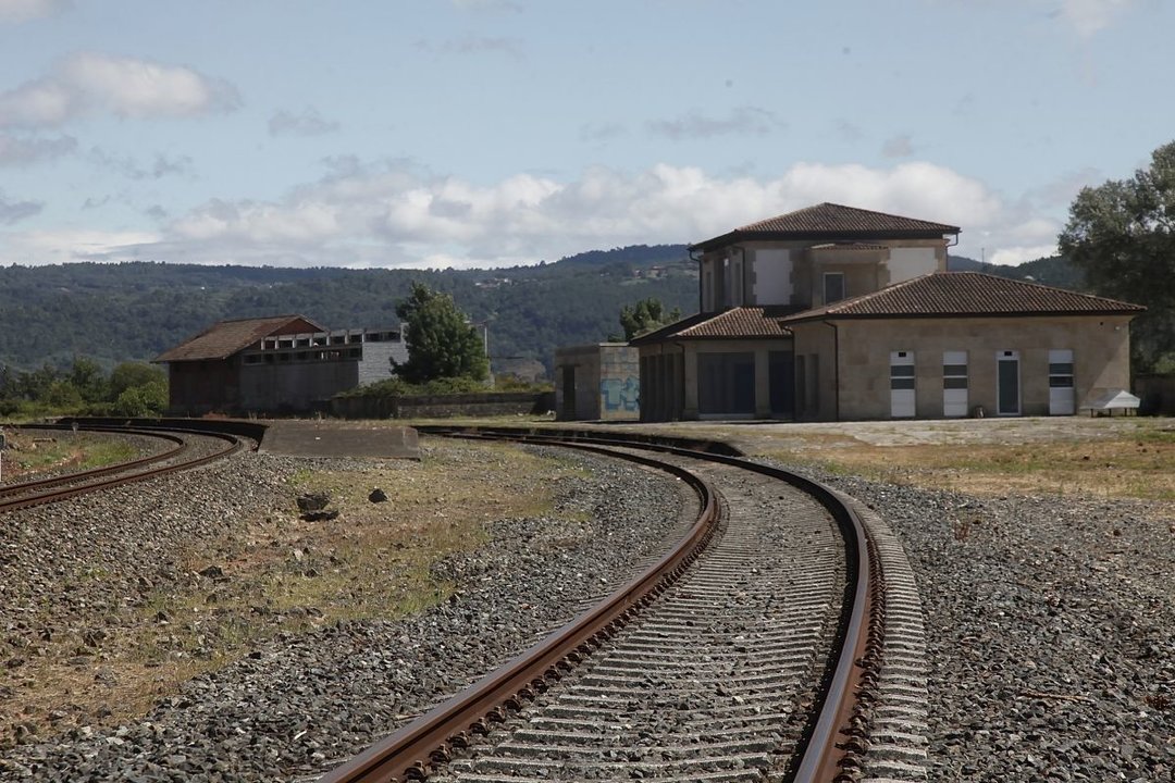 Estación de Santa Cruz de Arrabaldo, cerrada hace tiempo y luego transformada en museo.