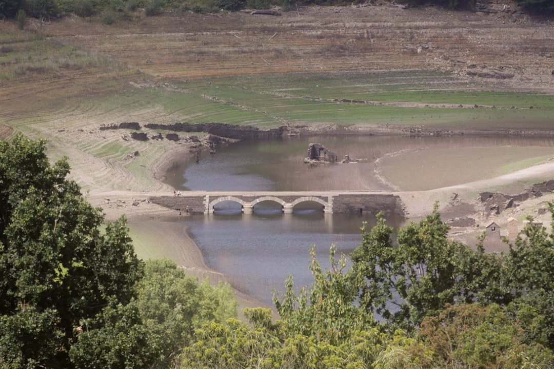 Embalse de Belesar, en el río Miño, deja ver restos habitualmente tapados por el agua (Foto: Carlos Castro).