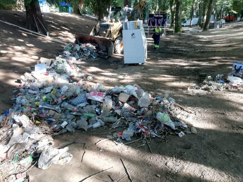 Una máquina recoge la basura del Parque municipal, en la mañana de ayer.