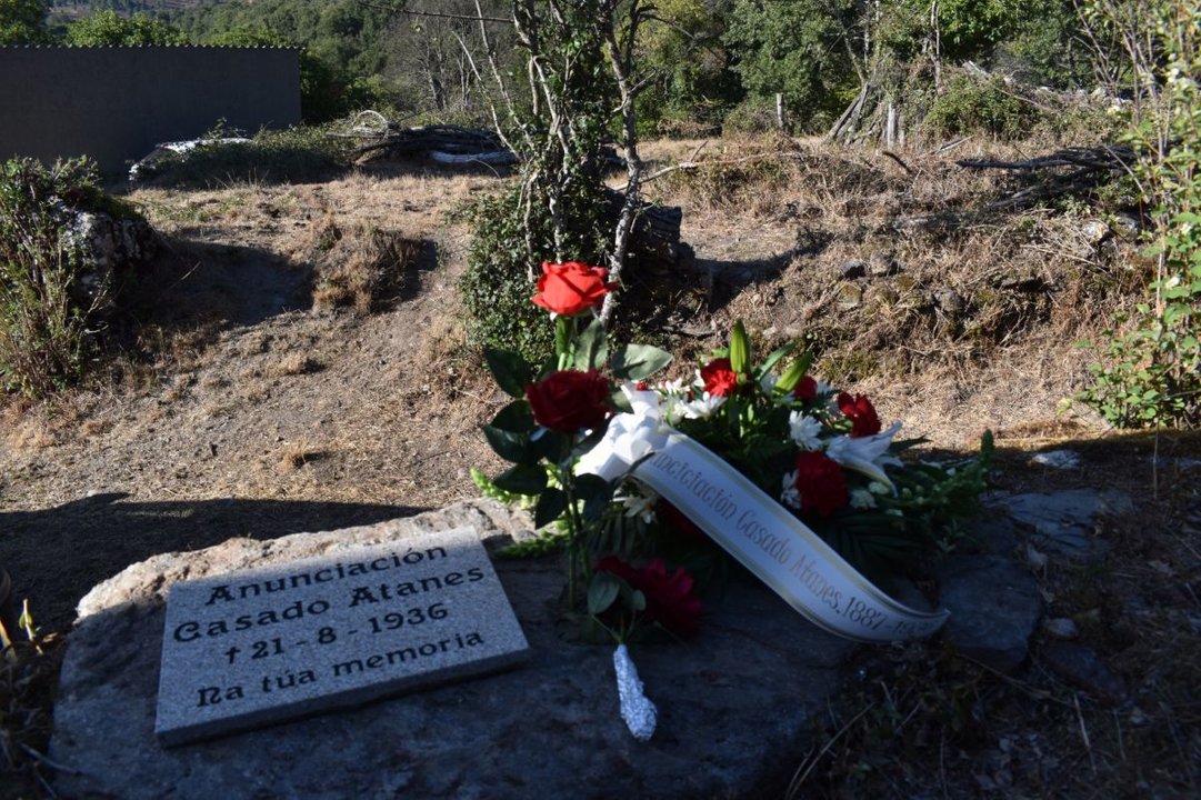 Placa e flores na memoria de Asunción Casado Atanes.