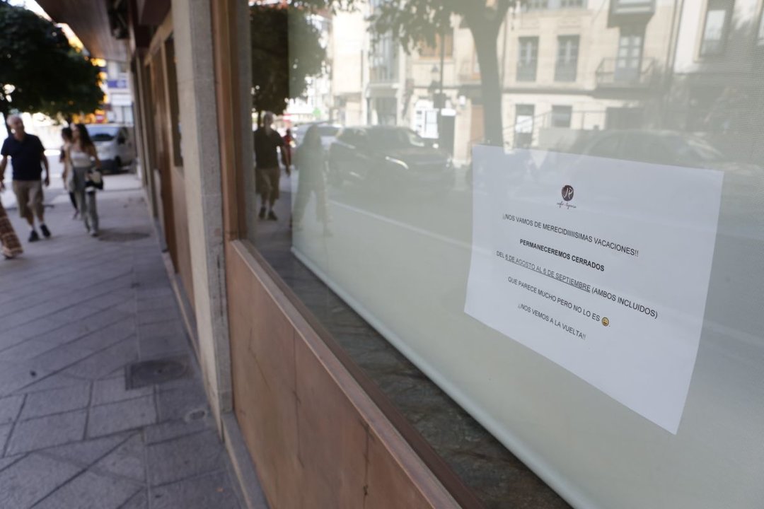 Cristalera del Bar-Restaurante JP, en Las Mercedes, con un cartel de “Nos vamos de vacaciones”.