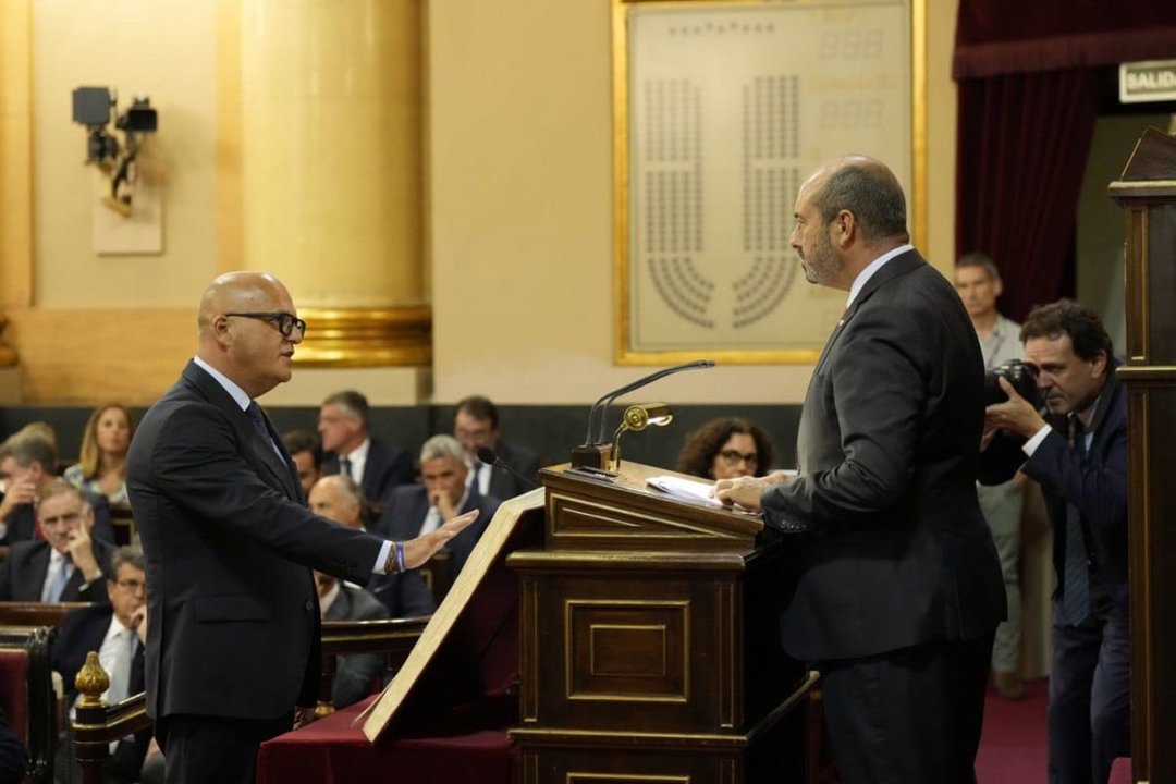 Manuel Baltar recoge el acta del Senado