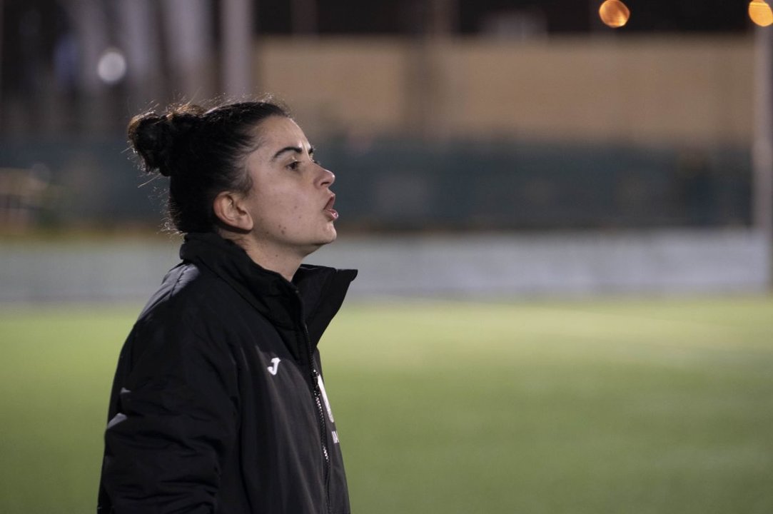 La entrenadora del Arenteiro femenino, Alba Rodríguez, durante un partido.