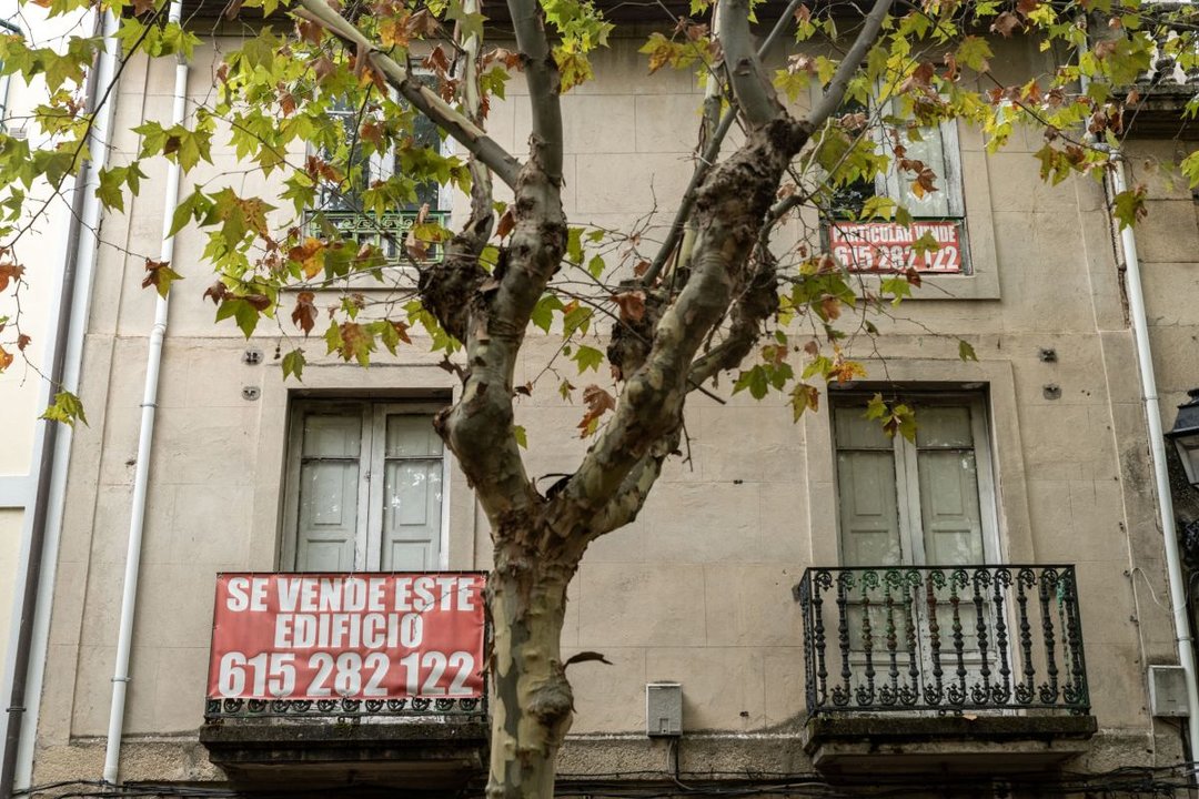 Edificio actualmente en venta en la Praza da Trinidade, en el casco antiguo de la ciudad de Ourense.
