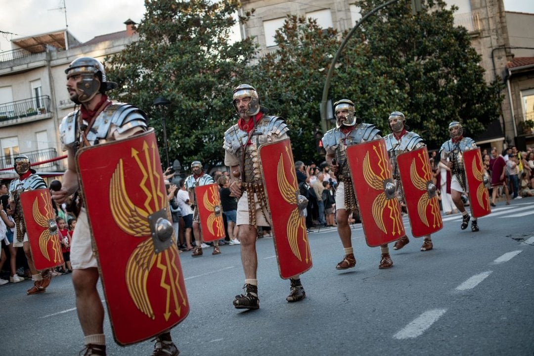 Las tropas romanas desfilaron marciales por las calles de Xinzo de Limia.