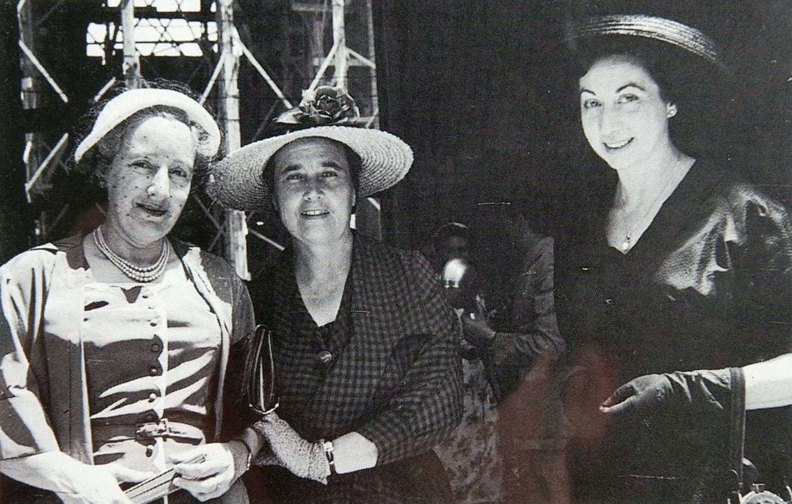María Brey á dereita, coas súas compañeiras e amigas, María Moliner e Consuelo Vaca, no Madrid de 1952.