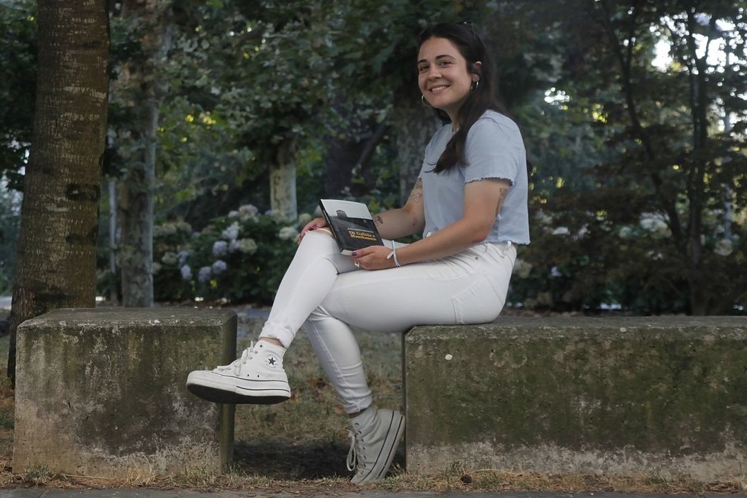 Alba Garrido, co seu libro no barrio de As Lagoas.