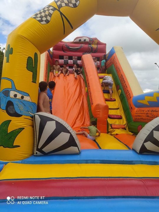 Os nenos disfrutan cos hinchables en Parada.