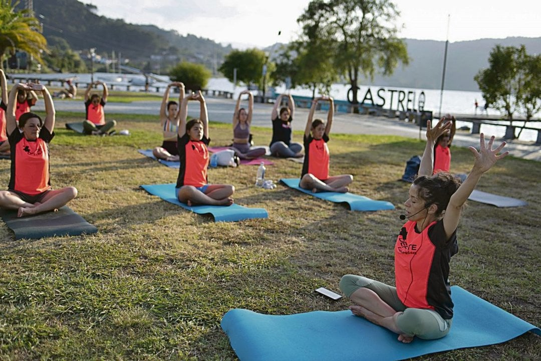 Sesión de yoga en Castrelo de Miño.