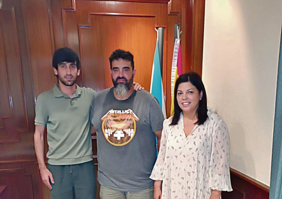 Aarón Álvarez, Rubén Pérez y Patricia Domínguez en el Concello de Trives.