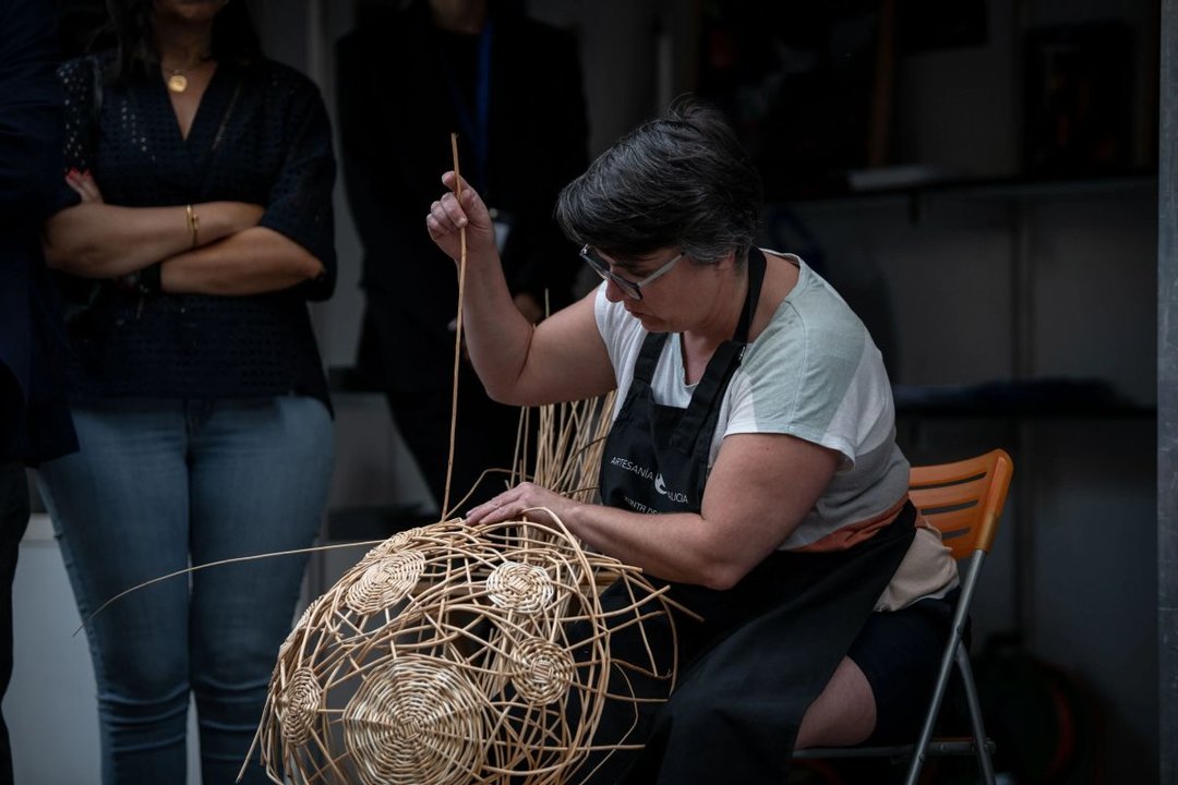 Una artesana trabaja con mimbre en la última Feria de Artesanía de Ourense.
